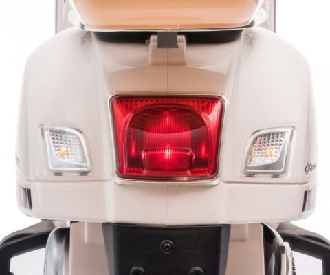 Milly Mally Pojazd na akumulator Vespa GTS Super White Milly Mally Pojazd na akumulator Vespa GTS Super White